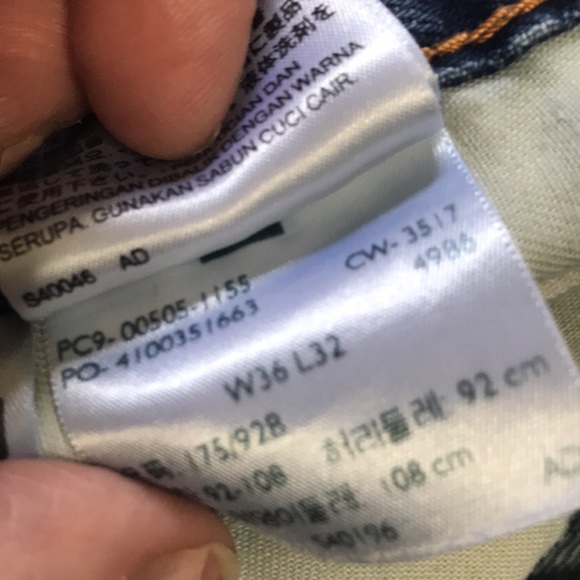 ❤️(71) Levi’s 505 jeans 36 wide by 32 long. Jeans are in great condition. - Picture 9 of 10